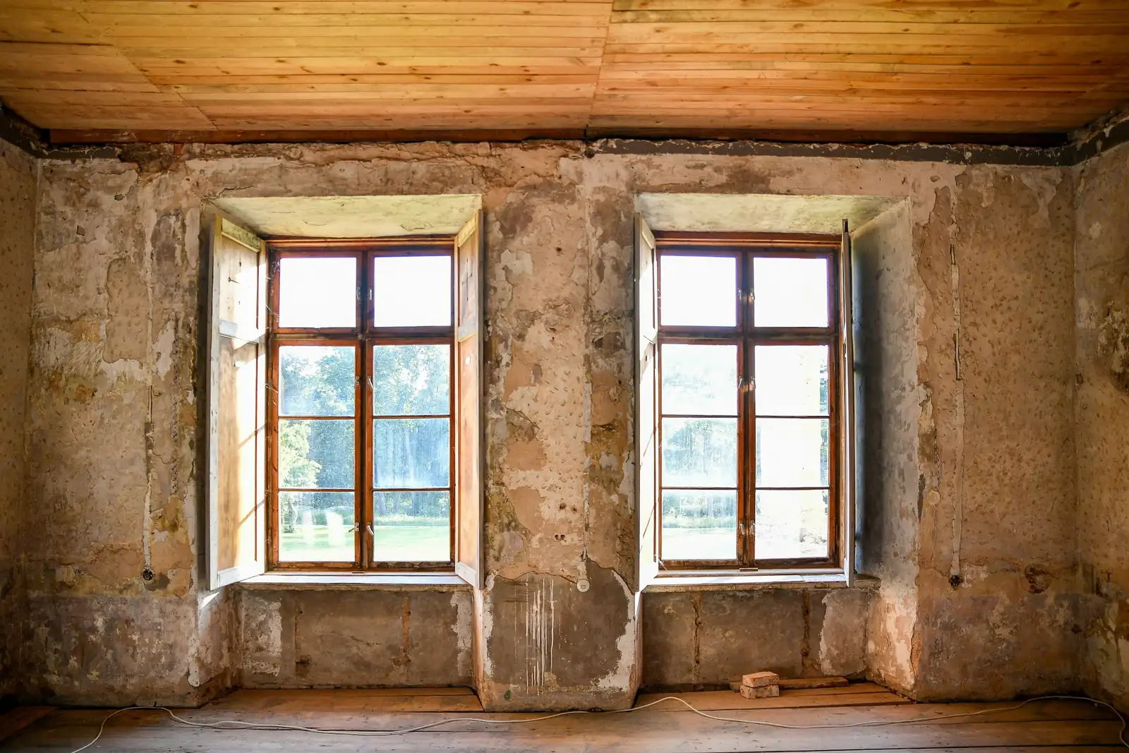 Une pièce vide en cours de rénovation.