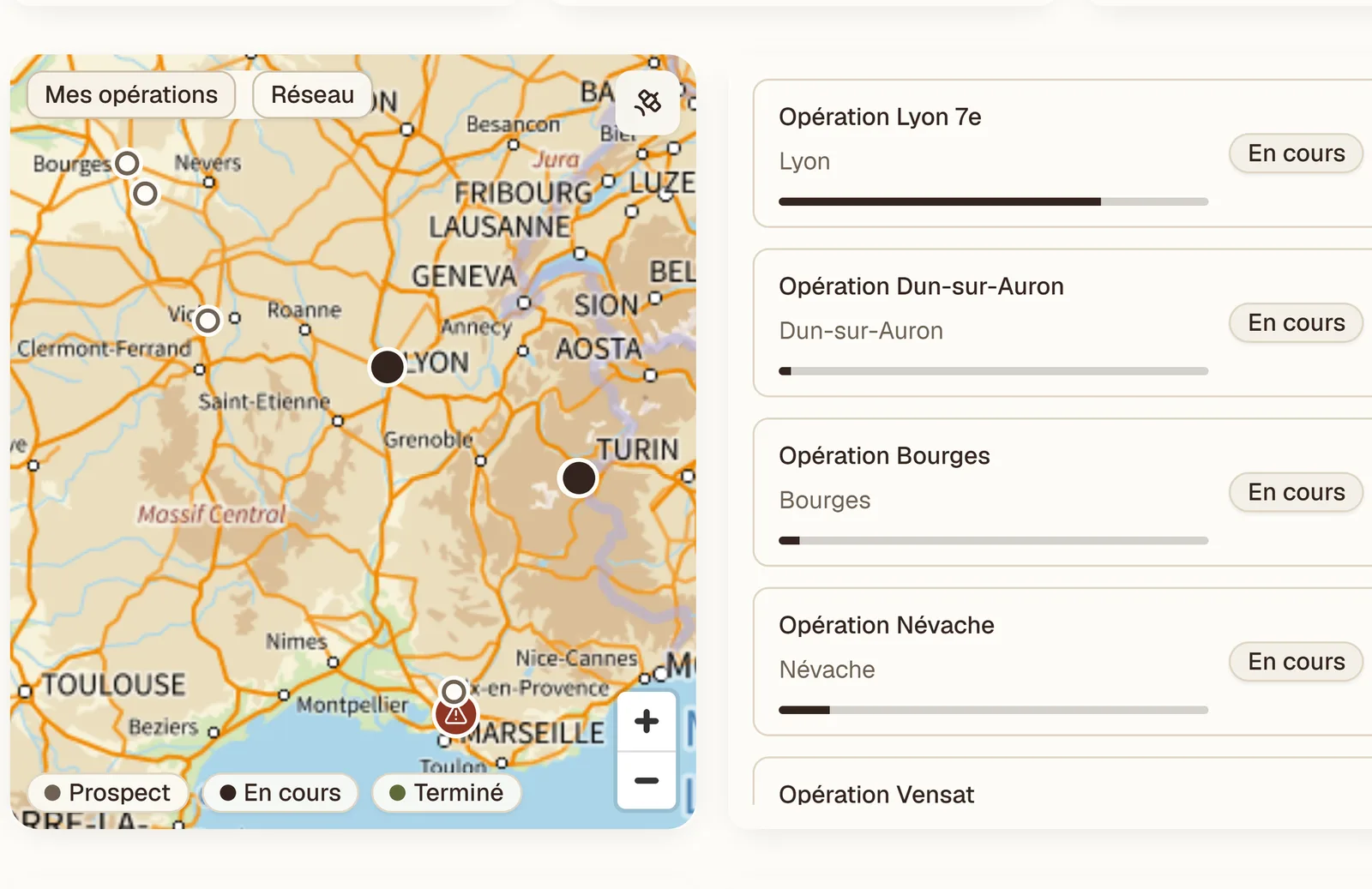 Carte et liste des opérations suivies dans le logiciel PROVIIS, avec leur avancement.