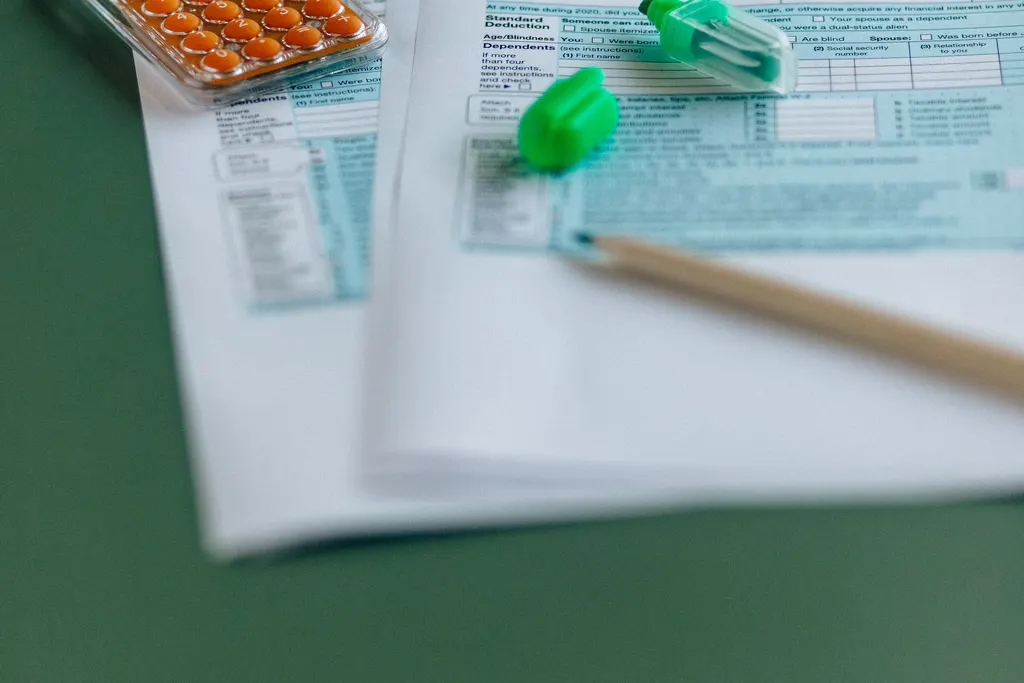 Documents fiscaux et calculatrice posés sur une table