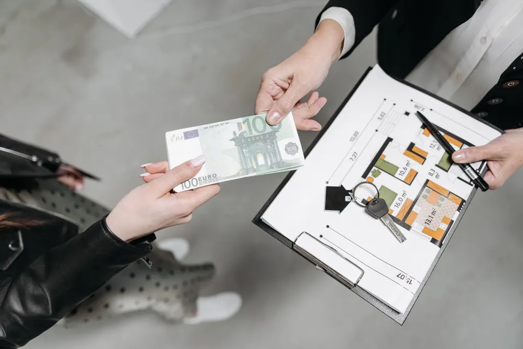 Billet tendu au-dessus d’un plan de logement sur lequel sont posées des clés