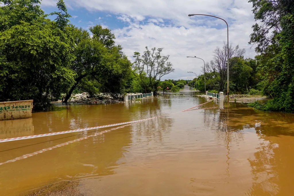 Route inondée et pont submergé après une crue