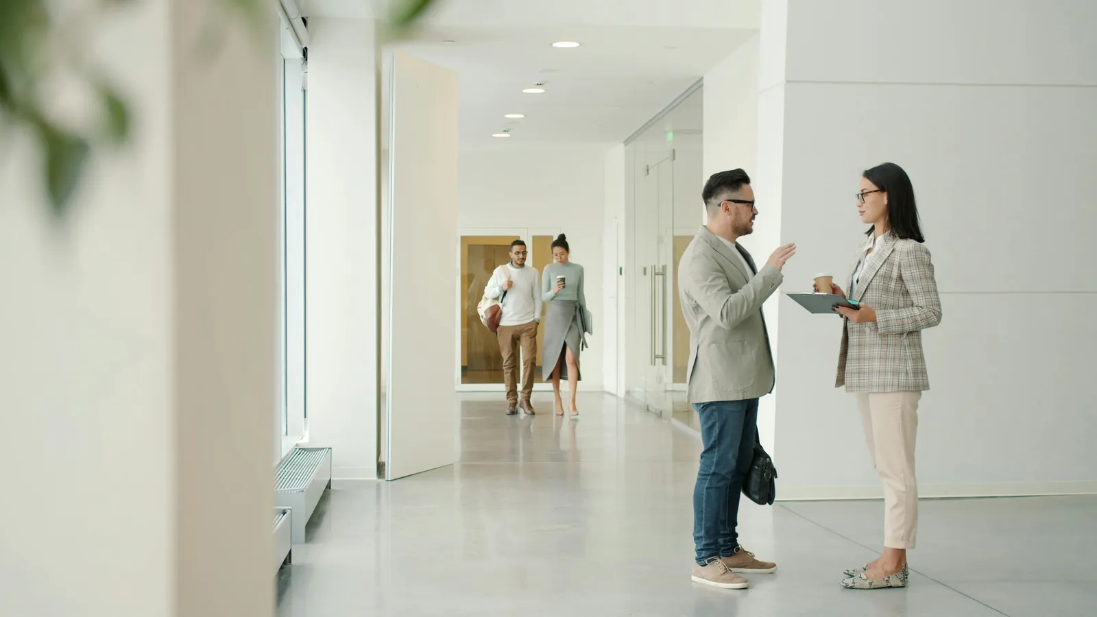 Un conseiller et sa cliente échangent pendant la visite d’un logement.